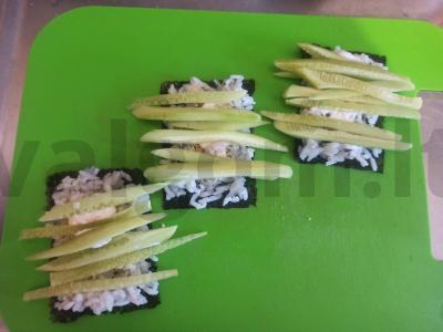 Onigiri su šviežiu agurku Žingsnis 4