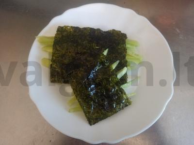 Onigiri su šviežiu agurku pagrindine nuotrauka