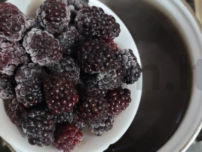 Šermukšnių kompotas su vyšniomis, avietėmis ir gervuogėmis Žingsnis 1