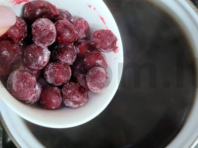 Šermukšnių kompotas su vyšniomis, avietėmis ir gervuogėmis Žingsnis 2