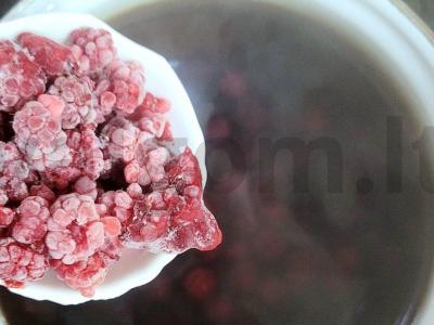 Šermukšnių kompotas su vyšniomis, avietėmis ir gervuogėmis Žingsnis 3