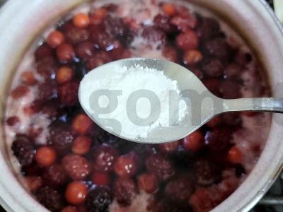 Šermukšnių kompotas su vyšniomis, avietėmis ir gervuogėmis Žingsnis 5