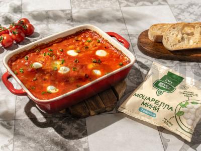 Fasolė ir pomidorai, kepti su mocarela pagrindine nuotrauka