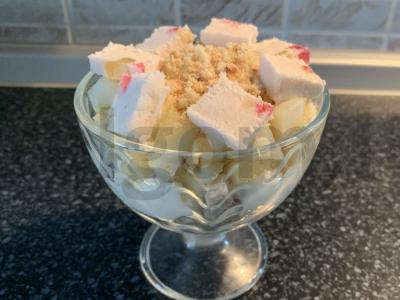 Desertas su zefyrais, varške, bananais ir melionais pagrindine nuotrauka