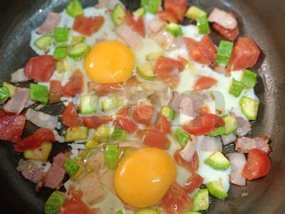 Kiaušinienė su cukinija, pomidorais ir šonine Žingsnis 6