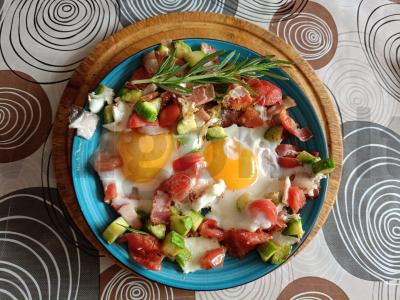 Kiaušinienė su cukinija, pomidorais ir šonine pagrindine nuotrauka