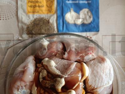 Vištienos kojos ant daržovių pagalvėlės po sūriu Žingsnis 3