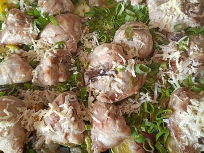 Vištienos kojos ant daržovių pagalvėlės po sūriu Žingsnis 10