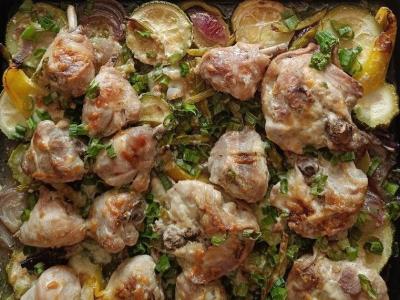 Vištienos kojos ant daržovių pagalvėlės po sūriu pagrindine nuotrauka