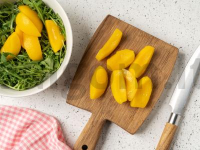 Salotos su vištiena ir konservuotais persikais Žingsnis 2