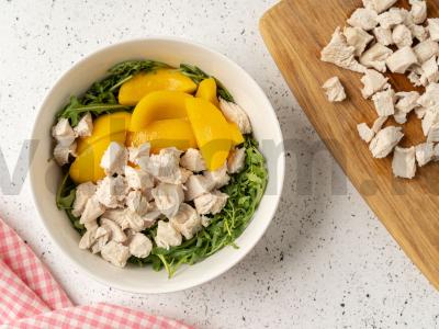 Salotos su vištiena ir konservuotais persikais Žingsnis 3