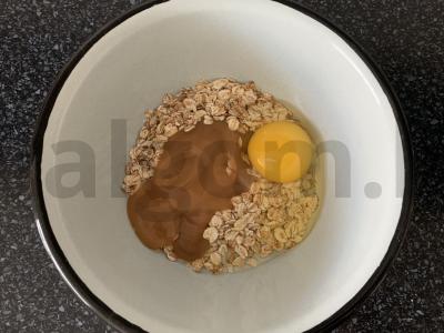 Keksiukai su vaisių tyrė, grūdų dribsniais, bananais ir morkomis Žingsnis 1