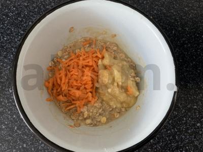 Keksiukai su vaisių tyrė, grūdų dribsniais, bananais ir morkomis Žingsnis 4