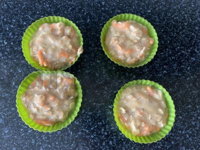 Keksiukai su vaisių tyrė, grūdų dribsniais, bananais ir morkomis Žingsnis 6