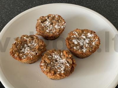 Keksiukai su vaisių tyrė, grūdų dribsniais, bananais ir morkomis pagrindine nuotrauka