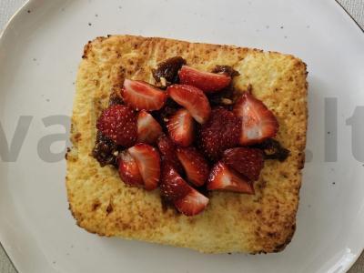 Sūrio pyragas su braškėmis ir pekano riešutais pagrindine nuotrauka