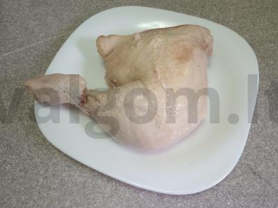 Okroška su virtomis vištienos šlaunelėmis pieno išrūgose Žingsnis 3