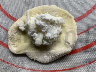 Koldūnai su varške ir Adygei sūriu Žingsnis 5