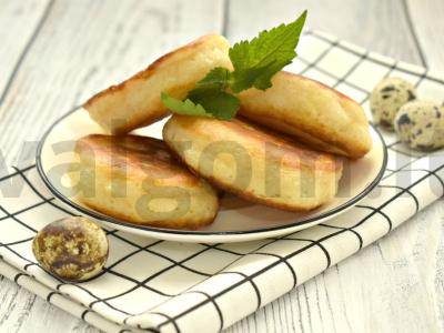 Purūs blynai su kefyru ir putpelės kiaušiniais pagrindine nuotrauka