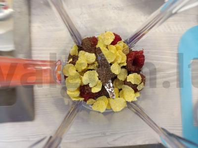 Jogurto kokteilis su avietėmis ir kukurūzų dribsniais Žingsnis 2