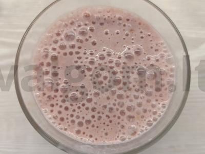 Jogurto kokteilis su avietėmis ir kukurūzų dribsniais pagrindine nuotrauka