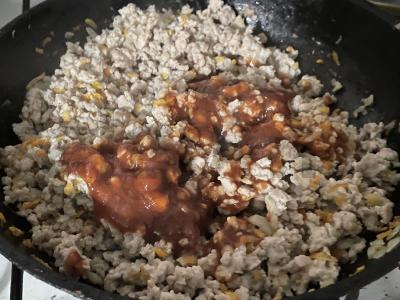 Kiaulienos faršo padažas su pomidorų padažu Žingsnis 4