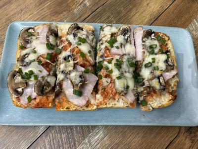 Pica su karbonaidu ir grybais ant čiabatos pagrindine nuotrauka