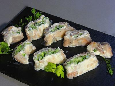 Silkės ritinėliai su varškės sūriu ir šviežiu agurku pagrindine nuotrauka