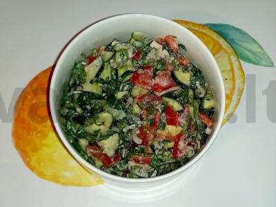 Daržovių salotas su kiaulpienių lapais ir chia sėklomis pagrindine nuotrauka