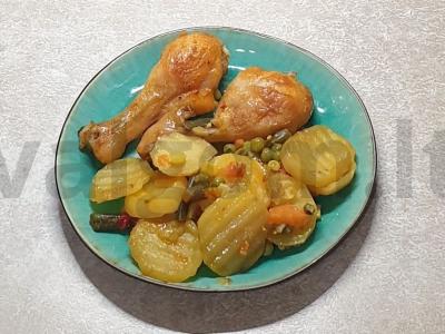 Vištiena su daržovių mišiniu orkaitėje pagrindine nuotrauka