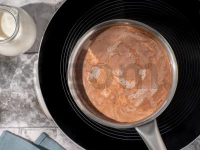 Dalgona kava su šokoladiniu pienu Žingsnis 2