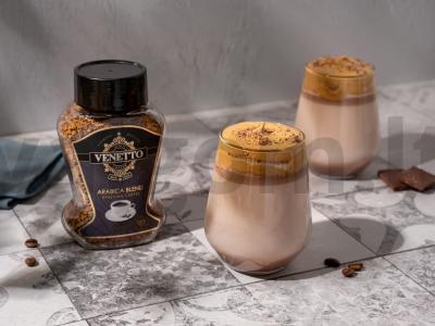 Dalgona kava su šokoladiniu pienu pagrindine nuotrauka