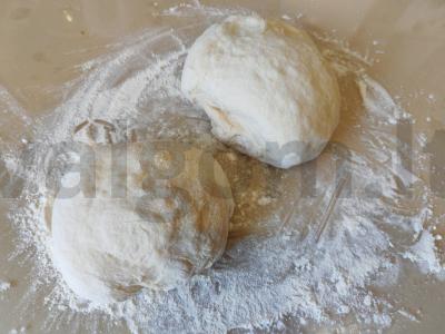 Pica ant mielių tešlos su sezamų padažu ir baziliku Žingsnis 4