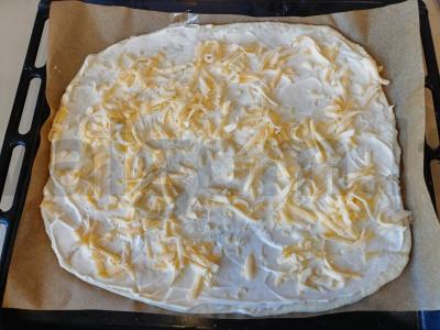 Pica ant mielių tešlos su sezamų padažu ir baziliku Žingsnis 7