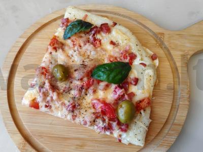 Pica ant mielių tešlos su sezamų padažu ir baziliku pagrindine nuotrauka