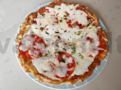 Cukinijų pica keptuvėje pagrindine nuotrauka