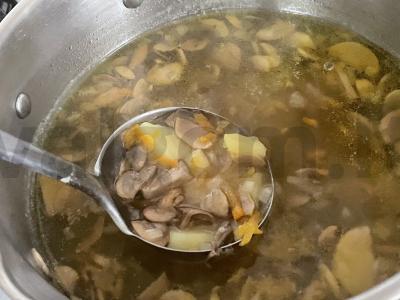 Sriuba su pievagrybiais vištienos sultinyje Žingsnis 7