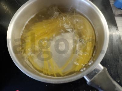 Spagečiai su šviežiais vyšniniais pomidorais ir sūriu Žingsnis 1