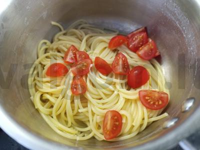 Spagečiai su šviežiais vyšniniais pomidorais ir sūriu Žingsnis 2