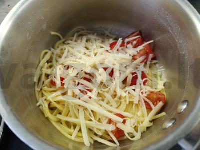 Spagečiai su šviežiais vyšniniais pomidorais ir sūriu Žingsnis 3