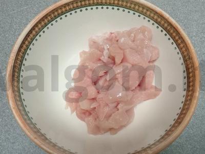 Smulkintos vištienos kotletai su voveraitėmis ir žolelėmis Žingsnis 1