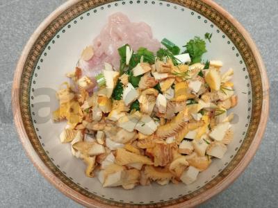 Smulkintos vištienos kotletai su voveraitėmis ir žolelėmis Žingsnis 3