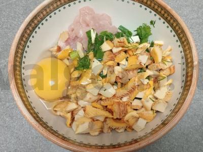 Smulkintos vištienos kotletai su voveraitėmis ir žolelėmis Žingsnis 4