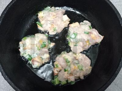 Smulkintos vištienos kotletai su voveraitėmis ir žolelėmis Žingsnis 9