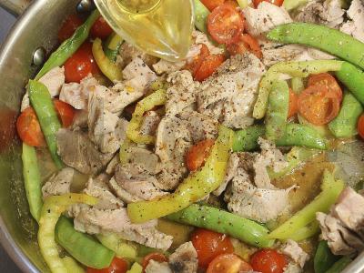 Šiltas kalakutienos salotas su žirniais ir paprika Žingsnis 13