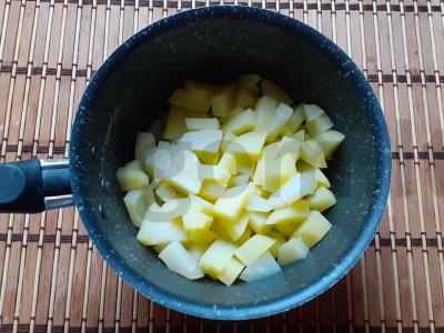 Bulvių salotas su vyšniniais pomidorais, rukola ir česnaku Žingsnis 1