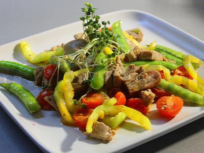 Šiltas kalakutienos salotas su žirniais ir paprika pagrindine nuotrauka