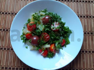 Bulvių salotas su vyšniniais pomidorais, rukola ir česnaku pagrindine nuotrauka