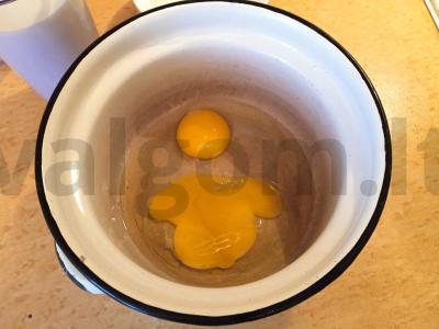 Blynų tešlos ritinys su kremu ir uogomis Žingsnis 1