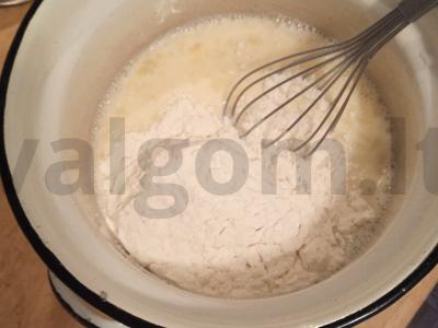 Blynų tešlos ritinys su kremu ir uogomis Žingsnis 4